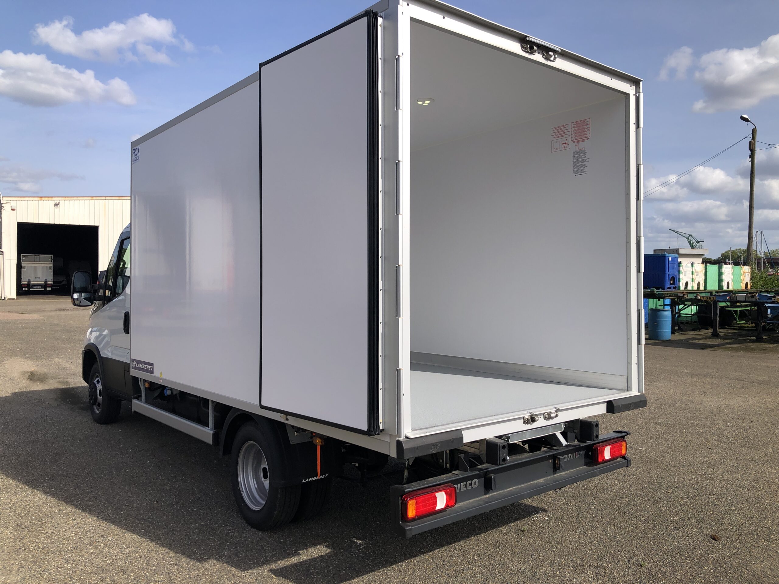 Location ou achat d’un camion frigorifique : quelle solution est faite pour vous ?