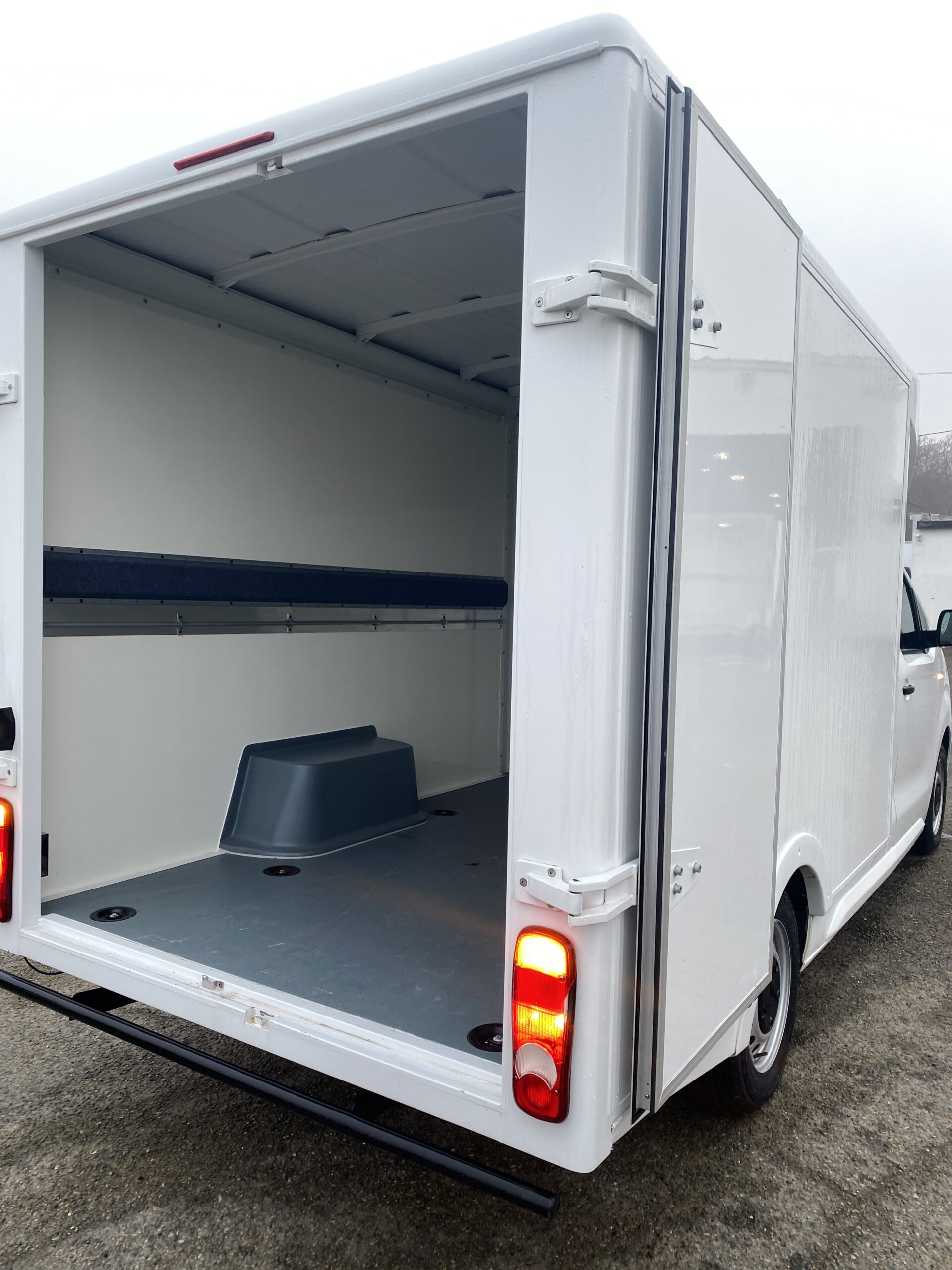 Louer ou acheter un camion frigorifique : quelle solution choisir pour votre activité ?